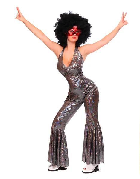 Showgirl con maschera rossa e capelli afro-stile vestito in costume retrò . — Foto Stock