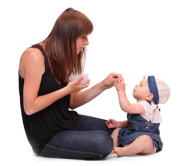 Ung mamma matar sitt barn. — Stockfoto