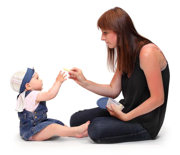 Jovem mãe alimenta seu bebê . — Fotografia de Stock