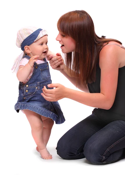 Junge Mutter im Gespräch mit ihrem Baby. — Stockfoto