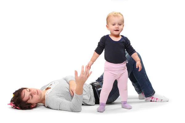 Eine Mutter bringt ihrem Kind bei, wie man erste Schritte macht — Stockfoto