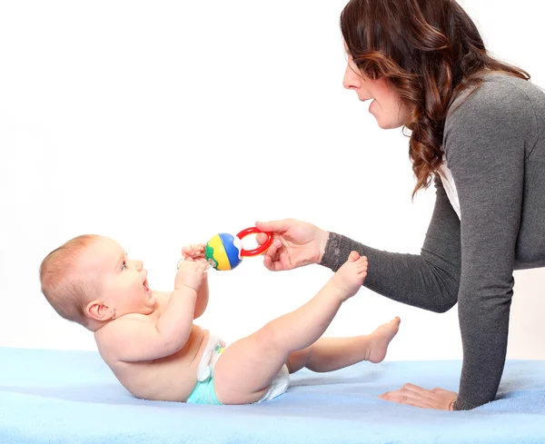 Jonge moeder met kleine baby. — Stockfoto