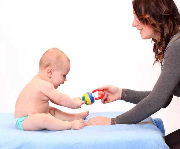 Jovem mãe com bebê pequeno . — Fotografia de Stock