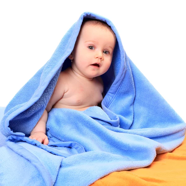 青いタオルの上に座ってかわいい赤ちゃん. — ストック写真
