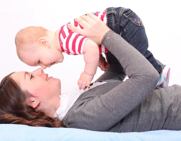 Jeune mère avec petit bébé . — Photo