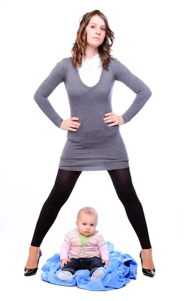 Junge erfolgreiche Geschäftsfrau mit kleinem Baby. Feministische Metapher. — Stockfoto