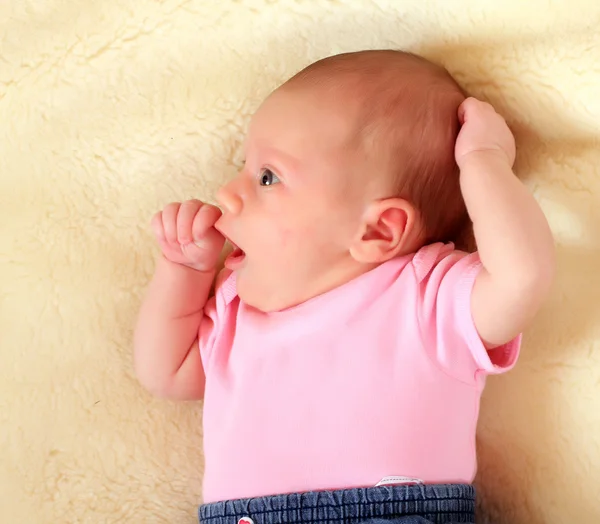 Porträtt av en nyfödd flicka — Stockfoto