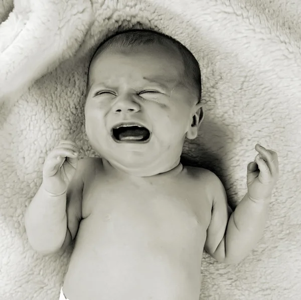 Bebé recém-nascido chorando. Fotografia monocromática clássica . — Fotografia de Stock