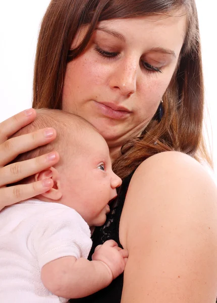 Jonge moeder met pasgeboren dochter. — Stockfoto