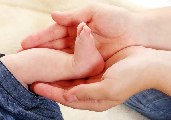Stopy dziecka w ręce matki. — Zdjęcie stockowe