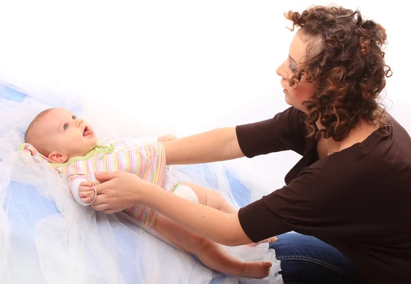 Ung mamma klä av henne till dotter. — Stockfoto