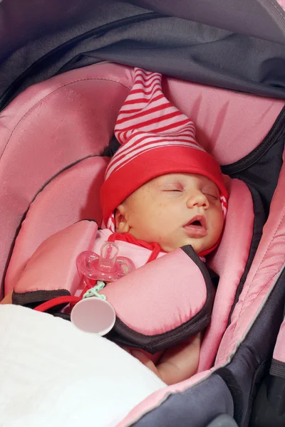 チャイルド シートの赤ちゃん。安全性と保険の概念 — ストック写真