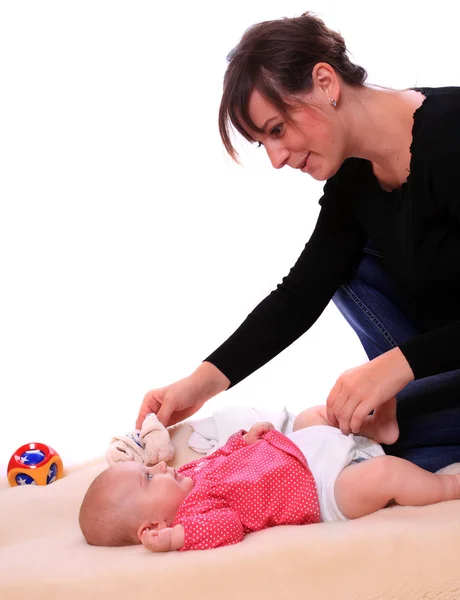 Jonge moeder met pasgeboren dochter. — Stockfoto