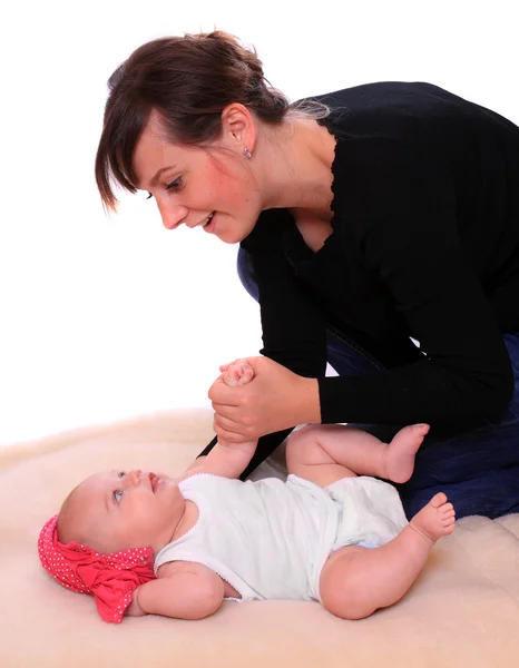 Jonge moeder met pasgeboren dochter. — Stockfoto