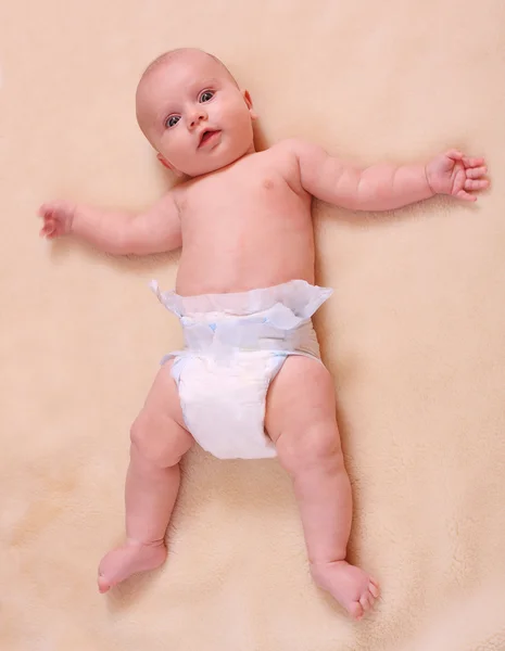 Portret van een pasgeboren baby in luier. — Stockfoto