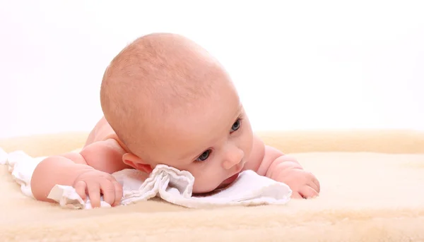 Carino bambino su una coperta peluche . — Foto Stock