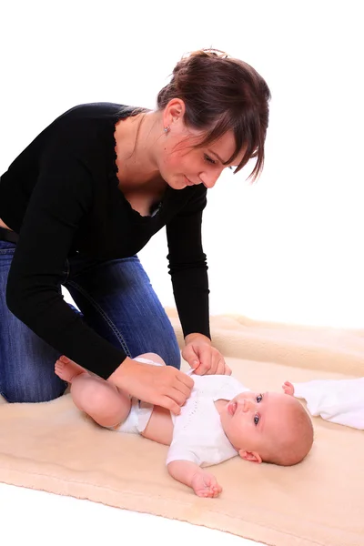 Ung mamma med nyfödda dotter. — Stockfoto