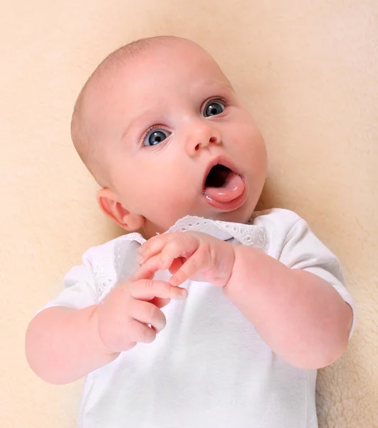 Carino bambino su una coperta peluche . — Foto Stock