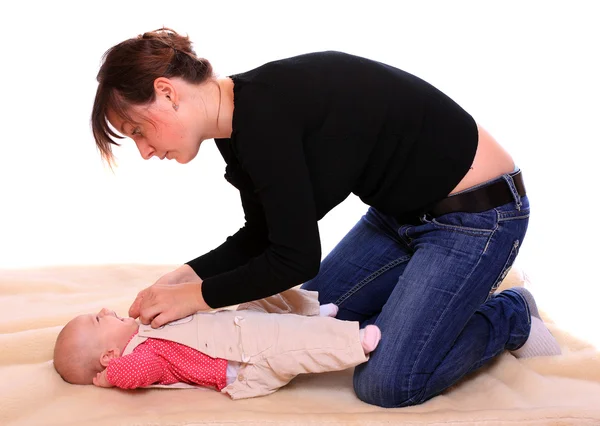 Jonge moeder met pasgeboren dochter. — Stockfoto