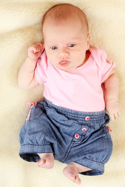 Niedliches Baby auf einer plüschigen Decke. — Stockfoto