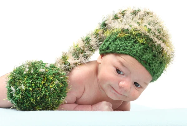 Χαριτωμένο μωρό με το αστείο καπέλο πλεκτό για κρύο καιρό. — Φωτογραφία Αρχείου