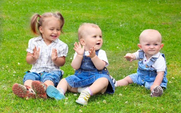 Crianças felizes no prado verde . — Fotografia de Stock