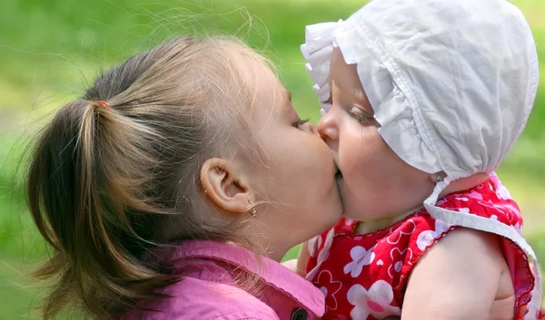 Lilla systrar kyssar — Stockfoto