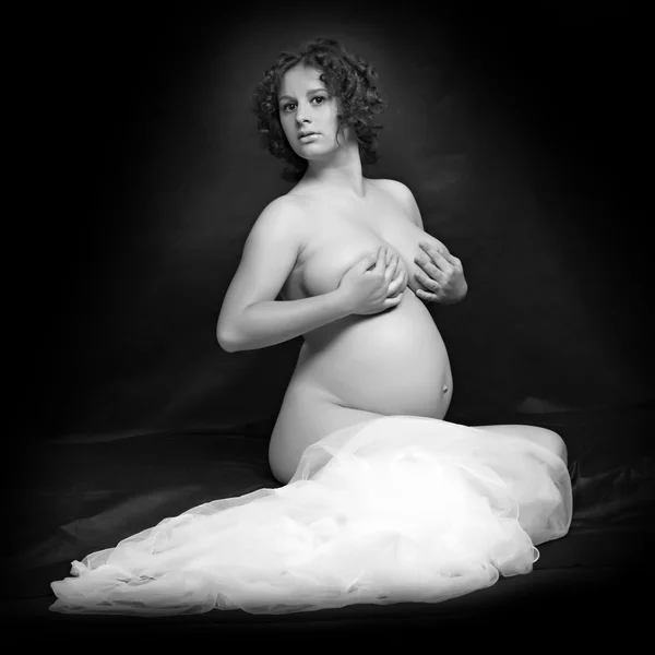 Piękna kobieta w ciąży siedzi — Zdjęcie stockowe