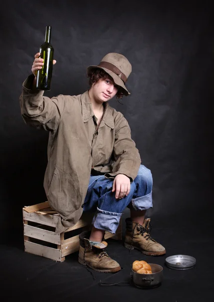 Joven vagabundo feliz celebrando su feliz año nuevo . —  Fotos de Stock