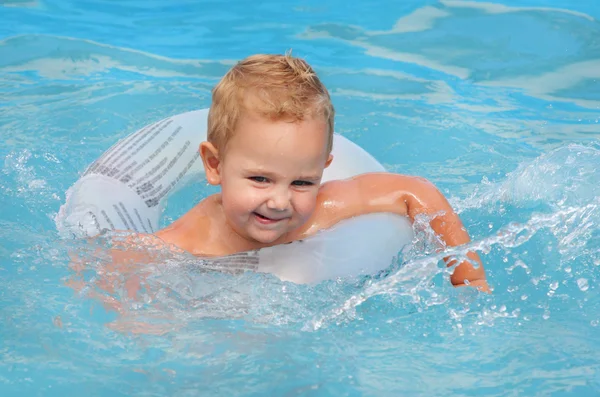 Мальчик плавает в кольце . Лицензионные Стоковые Фото