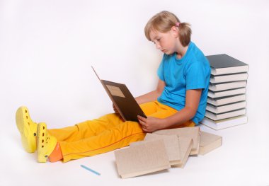 Açık kitap ile güzel kız.