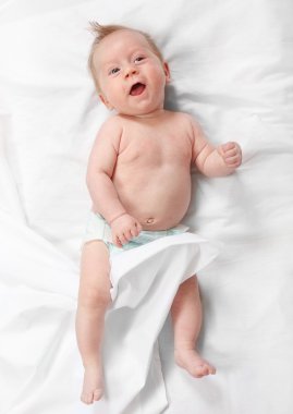 komik bebek yatakta yatıyordu.