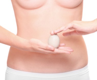 kadın yumurta tutan eller