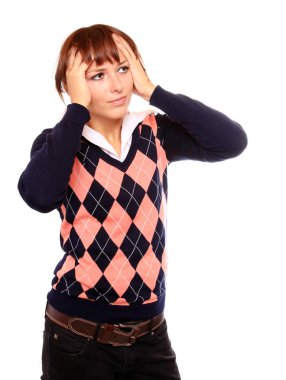 beyaz zemin üzerinde baş ağrısı ile sinirli öğrenci kız.