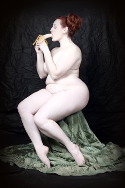 çıplak kadın yeme muz