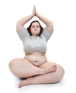 Beyaz arka plan üzerinde egzersiz mutlu kilolu kadın.