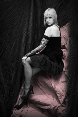 pembe bir arka plan üzerinde çekici gothic kadın. düşük anahtar tarzı fotoğrafçılık.