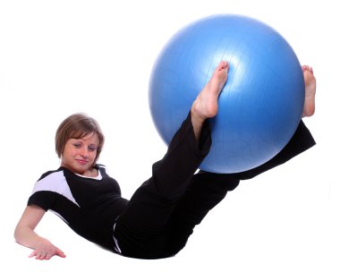 beyaz zemin üzerine mavi pilates topu ile sportif bir genç kadının Shot.