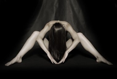 siyah arka planda çalışma dışarı kadın klasik sanatsal çıplaklık tarzı resim