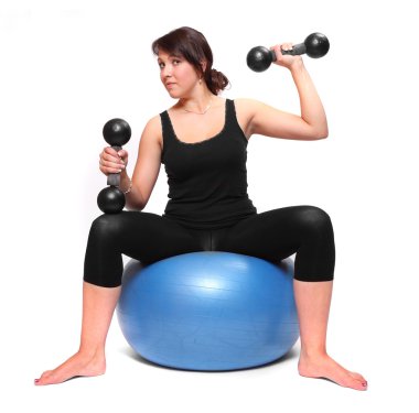 egzersiz ve dumbells ile çalışma dışarı bir vücut geliştirmeci kadın.