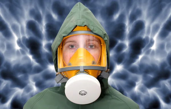 Žena nosí plynovou masku a ochranný oděv. — Stock fotografie