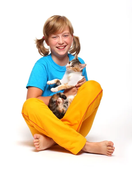 Retrato de uma menina sorridente com gato . — Fotografia de Stock