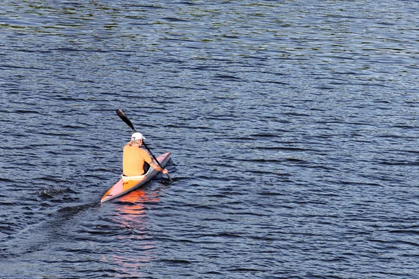 Man kajakpaddling — Stockfoto