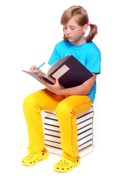 Hübsches Mädchen mit aufgeschlagenem Buch. — Stockfoto