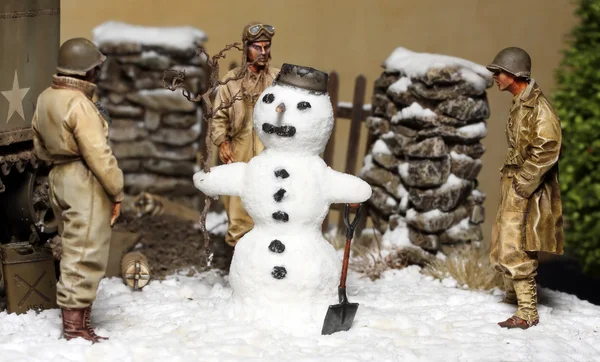 軍の兵士と雪だるま — ストック写真