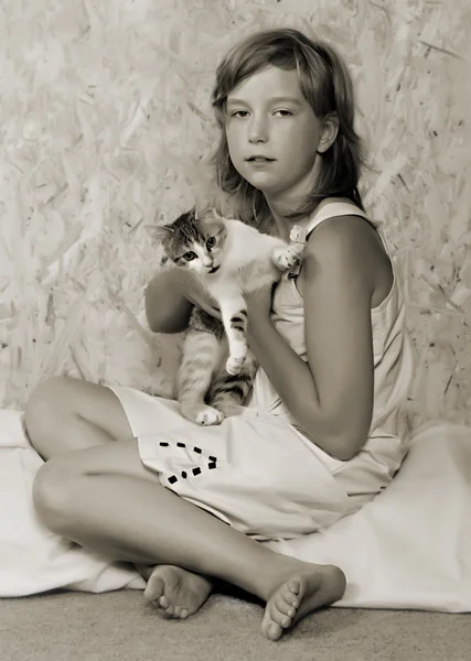 Pretty girl with cat. — Stock Photo, Image