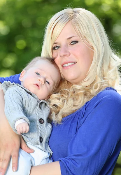 Jonge moeder met kleine jongen in het park samen. — Stockfoto