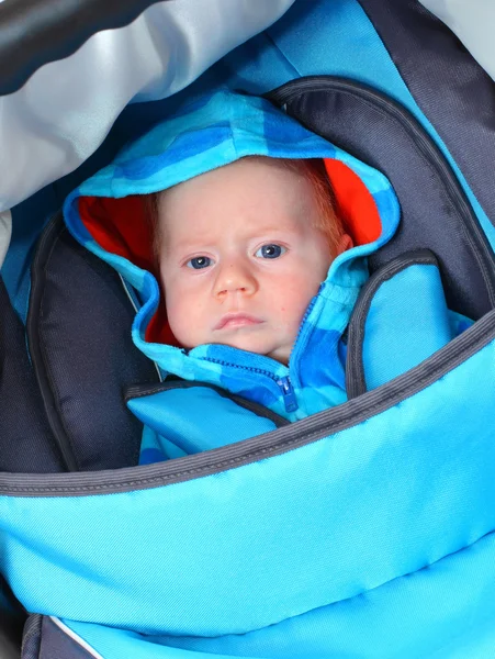 Ragazzo vestito in abiti caldi — Foto Stock