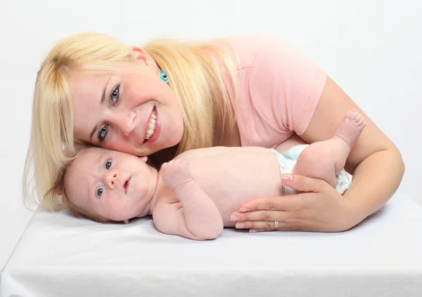 Moeder met haar pasgeboren baby — Stockfoto