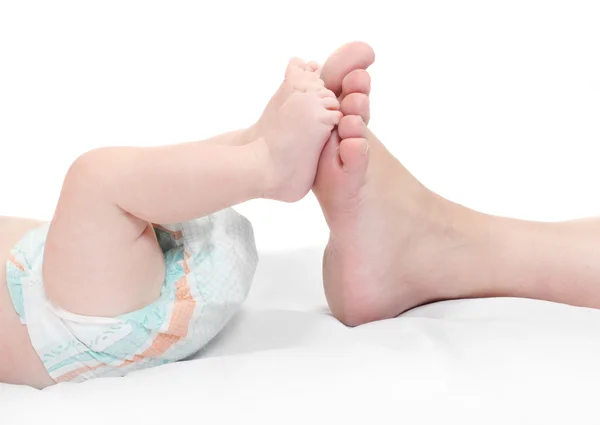 Moeder en pasgeboren baby's voeten — Stockfoto